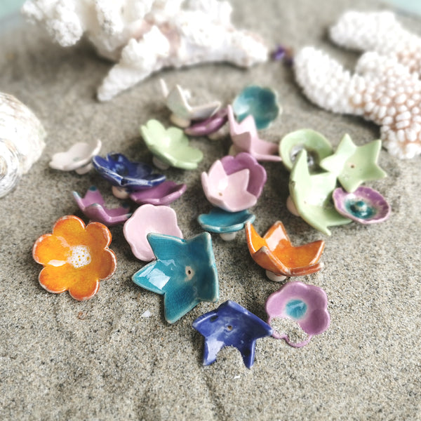 Mini fiori in ceramica, accessori decorativi in ​​confezioni, 5 pezzi di decorazione 