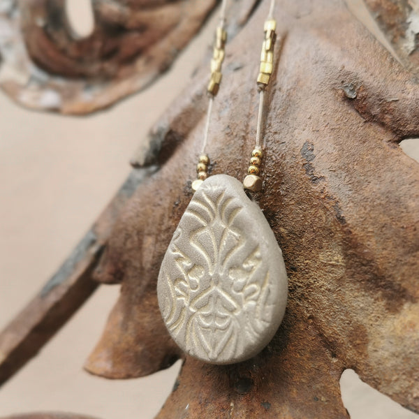 Ciondolo in ceramica artigianale – ispirato all'Art Nouveau