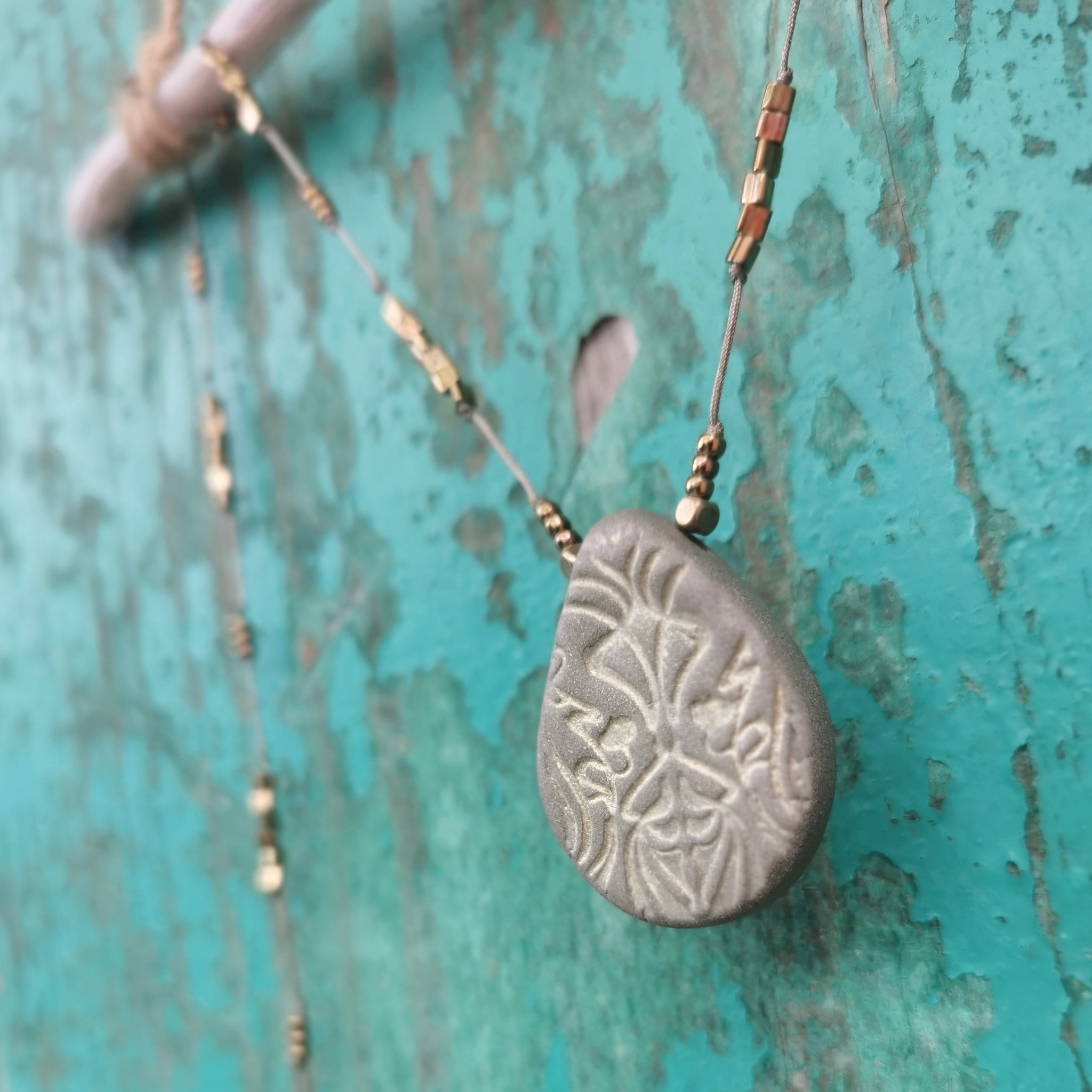 Ciondolo in ceramica artigianale – ispirato all'Art Nouveau