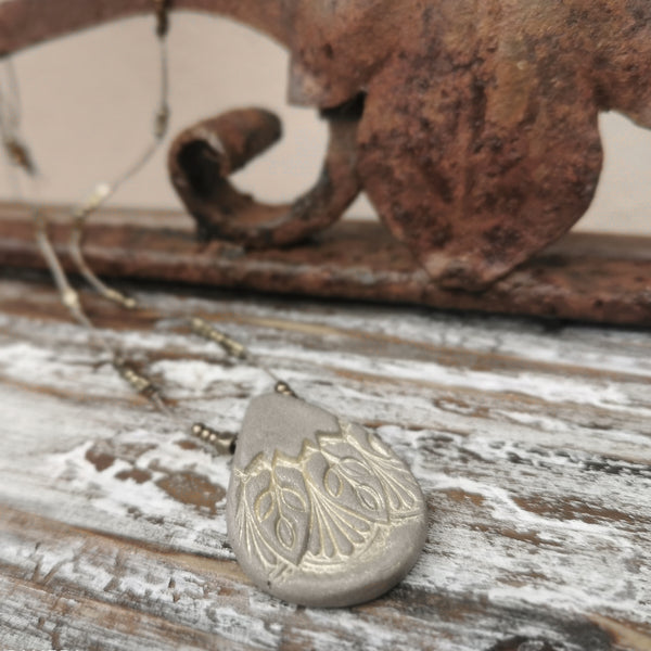 Ciondolo in ceramica artigianale – ispirato all'Art Nouveau