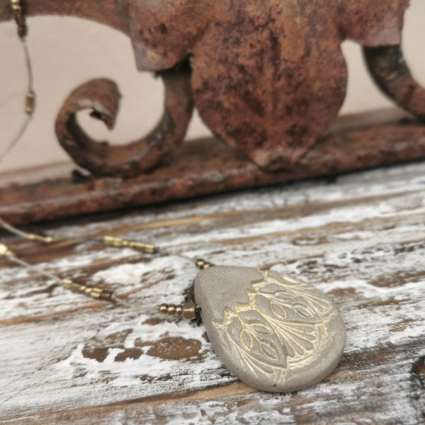 Ciondolo in ceramica artigianale – ispirato all'Art Nouveau