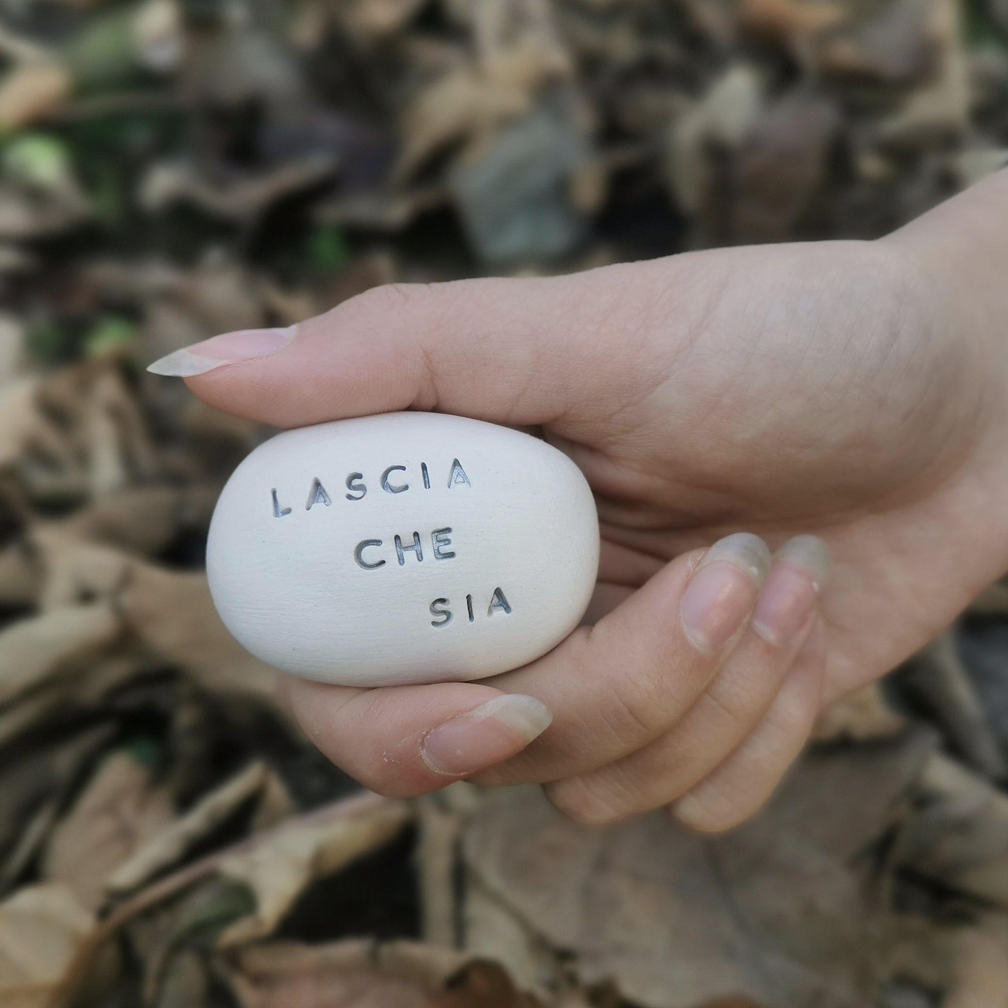 AMORE - Messaggio d'amore sul sassolino in ceramica, regalo fatto a mano ideale per gli innamorati