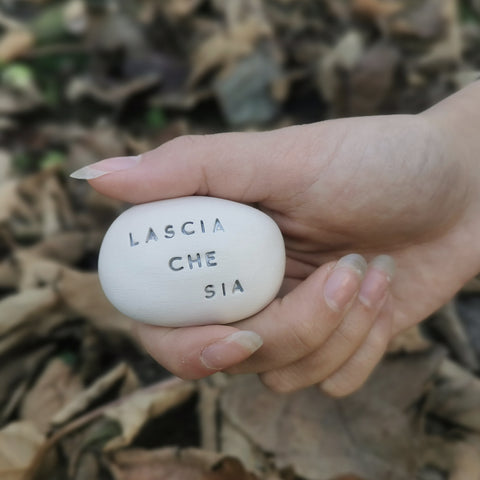 AMORE - Messaggio d'amore sul sassolino in ceramica, regalo fatto a mano ideale per gli innamorati