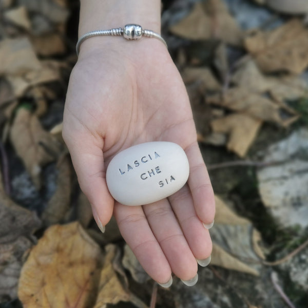 AMORE - Messaggio d'amore sul sassolino in ceramica, regalo fatto a mano ideale per gli innamorati