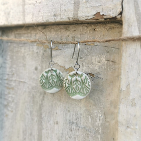 Romantici orecchini in ceramica fatti a mano in verde chiaro