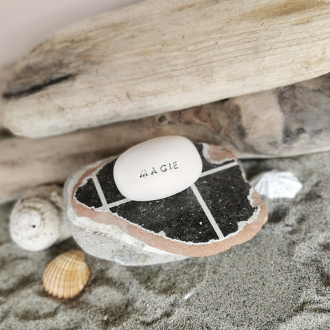 MAGIE - Ceramic magic message inspiration pebble