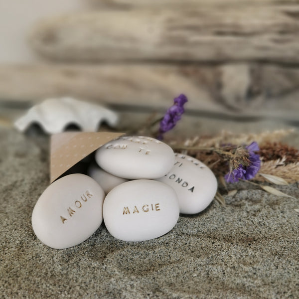 MAGIE - Ciottolo in ceramica che ispira messaggi magici