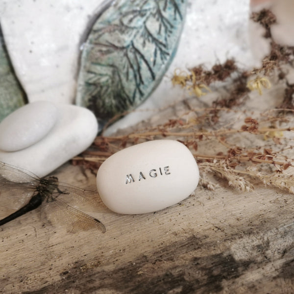 MAGIE - Ciottolo in ceramica che ispira messaggi magici