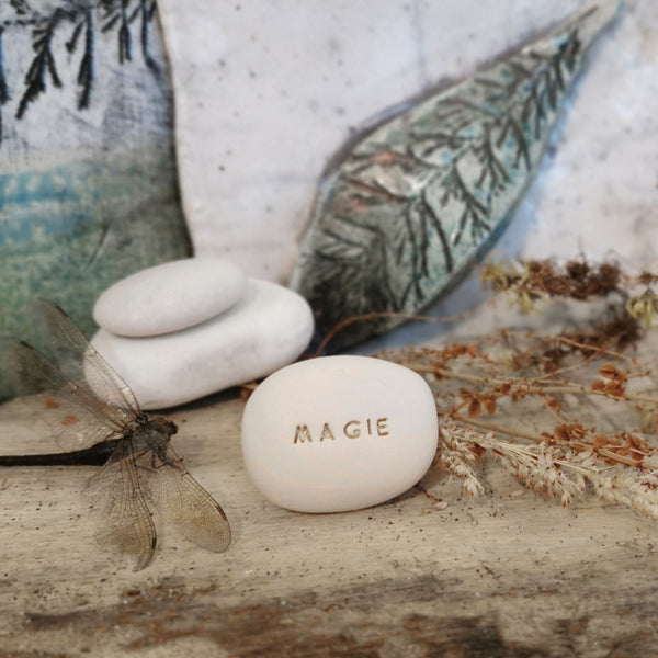 MAGIE - Ciottolo in ceramica che ispira messaggi magici