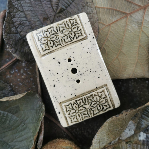 Portasapone in ceramica color crema fatto a mano, accessori rustici per il bagno