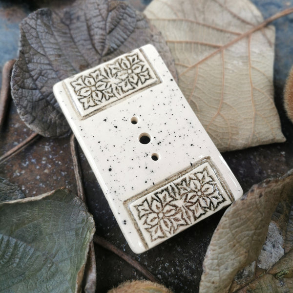 Portasapone in ceramica color crema fatto a mano, accessori rustici per il bagno
