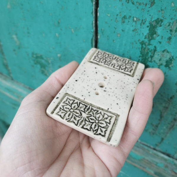 Portasapone in ceramica color crema fatto a mano, accessori rustici per il bagno
