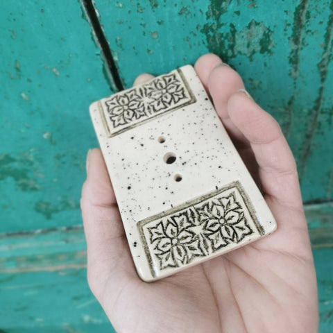 Portasapone in ceramica color crema fatto a mano, accessori rustici per il bagno