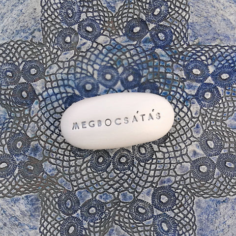 MEGBOCSÁTÁS - Say it with a magic pebble