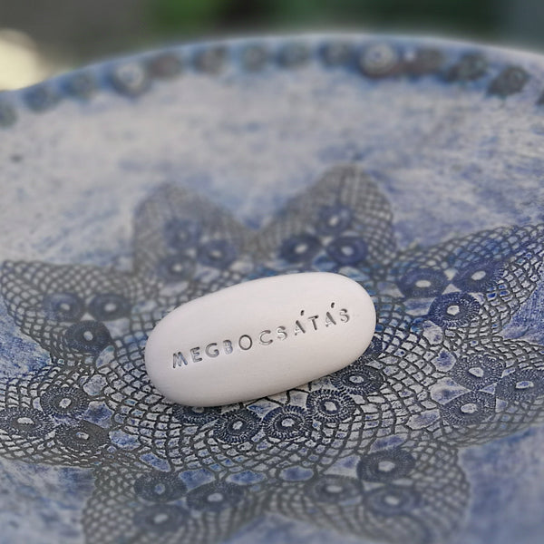 MEGBOCSÁTÁS - Say it with a magic pebble