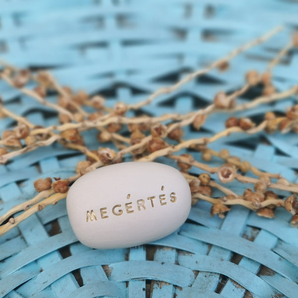 MEGÉRTÉS - Ciottolo con messaggio in ceramica regalo