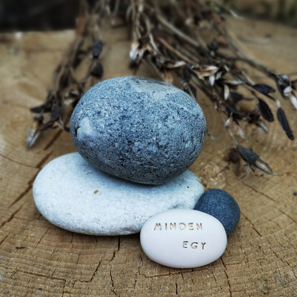MINDEN EGY - Spiritual Ceramic Magic Pebble