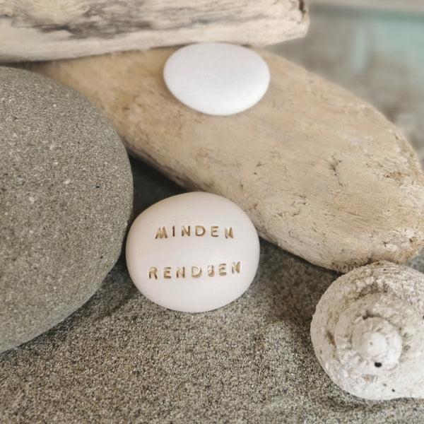 MINDEN RENDBEN - Motivations on ceramic Magic pebbles