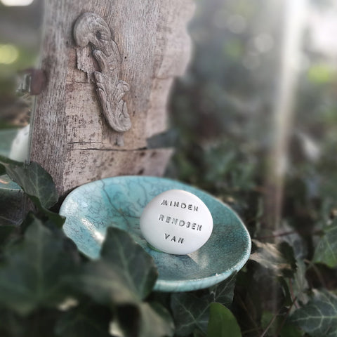 MINDEN RENDBEN VAN - Magic messages on ceramic pebbles