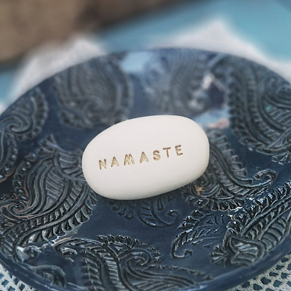 NAMASTE - Spirituális üzenetek kerámia Varázskavicson