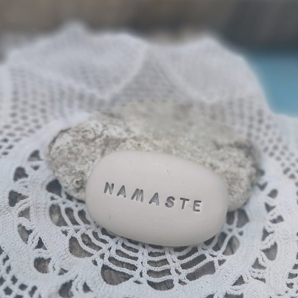 NAMASTE - Spirituális üzenetek kerámia Varázskavicson