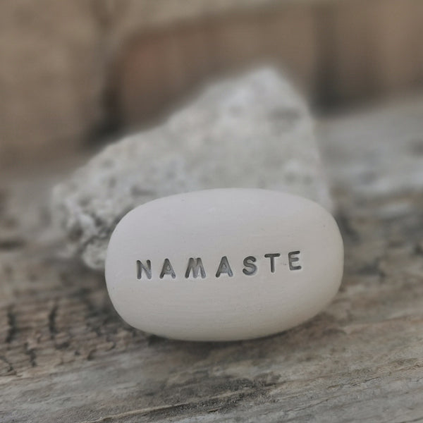 NAMASTE - Spirituális üzenetek kerámia Varázskavicson