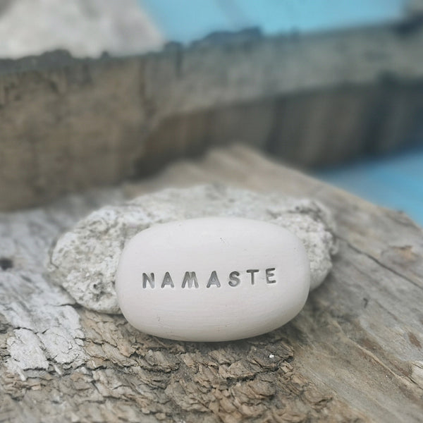 NAMASTE - Spirituális üzenetek kerámia Varázskavicson