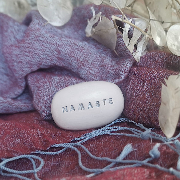 NAMASTE - Spirituális üzenetek kerámia Varázskavicson