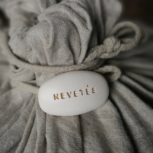 NEVETÉS - Motivational ceramic Magic pebble