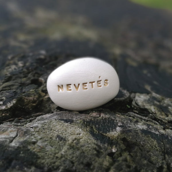 NEVETÉS - Motivational ceramic Magic pebble