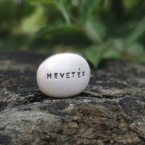 NEVETÉS - Motivational ceramic Magic pebble