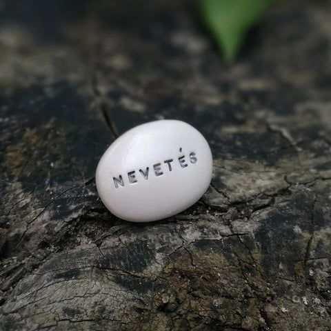 NEVETÉS - Motivational ceramic Magic pebble