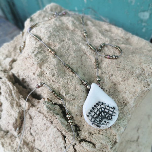Collana in ceramica bianca con perle di vetro e bracciale.