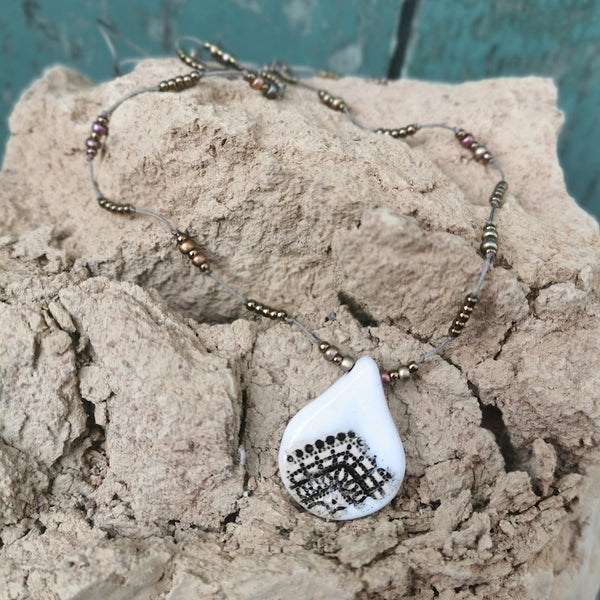 Collana in ceramica bianca con perle di vetro e bracciale.