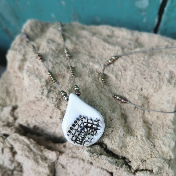 Collana in ceramica bianca con perle di vetro e bracciale.