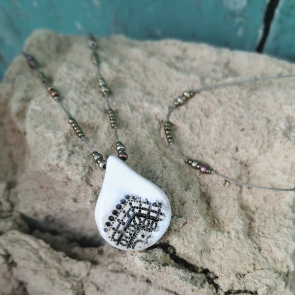 Collana in ceramica bianca con perle di vetro e bracciale.