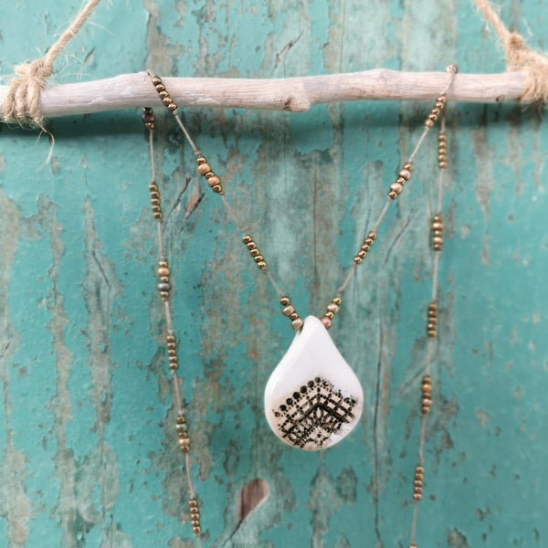 Collana in ceramica bianca con perle di vetro e bracciale.