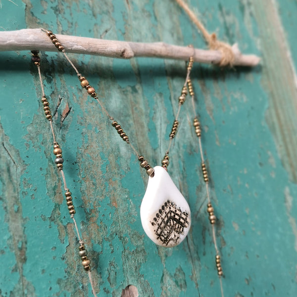 Collana in ceramica bianca con perle di vetro e bracciale.