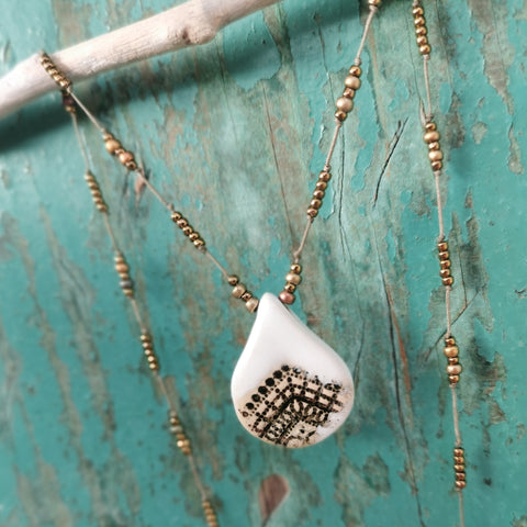 Collana in ceramica bianca con perle di vetro e bracciale.