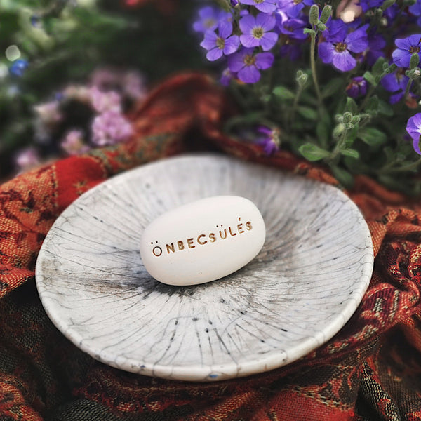 ÖNBECSÜLÉS - Magic Words on Magic Pebbles
