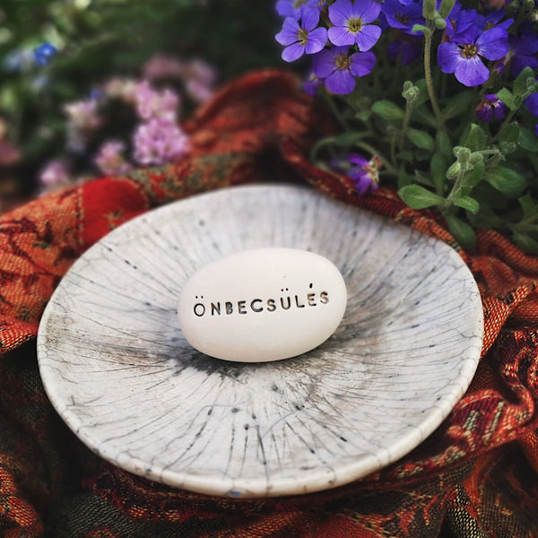 ÖNBECSÜLÉS - Magic Words on Magic Pebbles