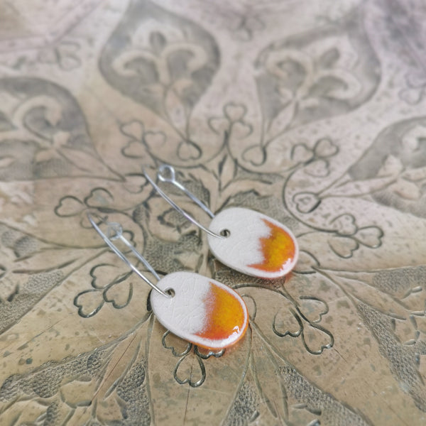 Lava - Orecchino in ceramica color crema con speciale superficie screpolata