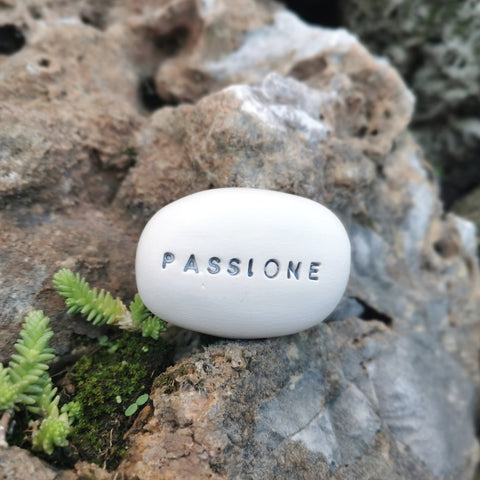 PASSIONE - Ceramic labeled stone
