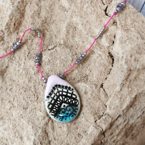 Collana in ceramica con motivo pressato in stile boho, infilata su perle e bracciale