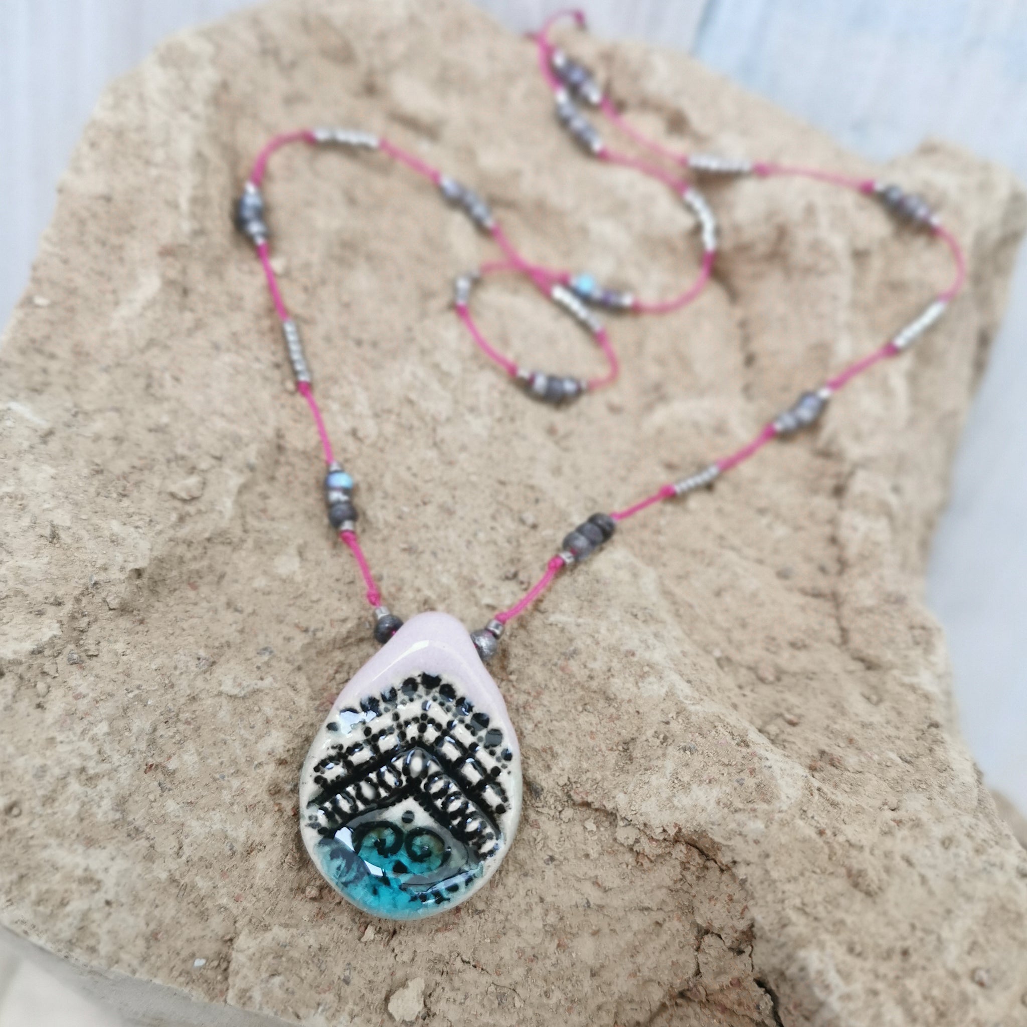 Collana in ceramica con motivo pressato in stile boho, infilata su perle e bracciale