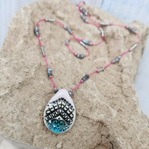 Collana in ceramica con motivo pressato in stile boho, infilata su perle e bracciale
