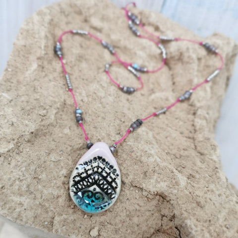 Collana in ceramica con motivo pressato in stile boho, infilata su perle e bracciale