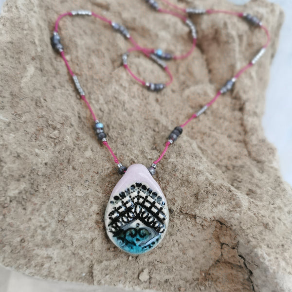 Collana in ceramica con motivo pressato in stile boho, infilata su perle e bracciale