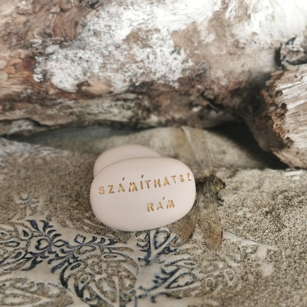 SZÁMÍTHATSZ RÁM - Un bel regalo fatto di ceramica fatta a mano