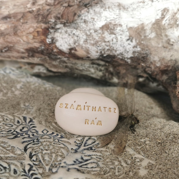 SZÁMÍTHATSZ RÁM - Un bel regalo fatto di ceramica fatta a mano